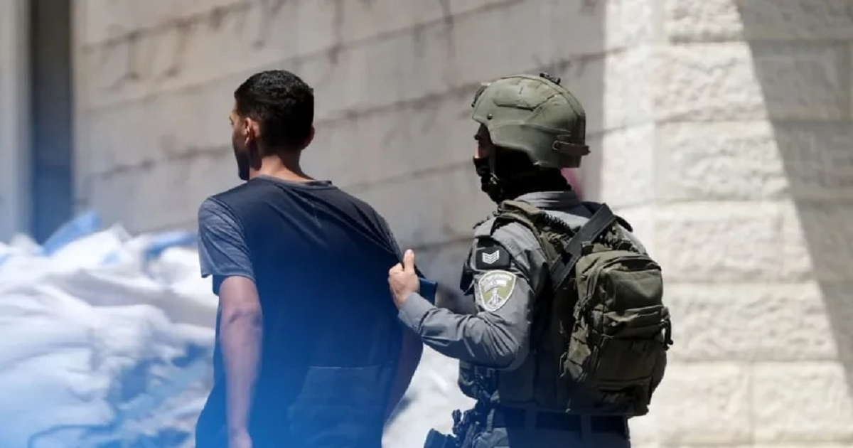 هجمة احتلالية واسعة على عدد من قرى القدس واحتجاز 53 شابًا في بلدة بدو 
